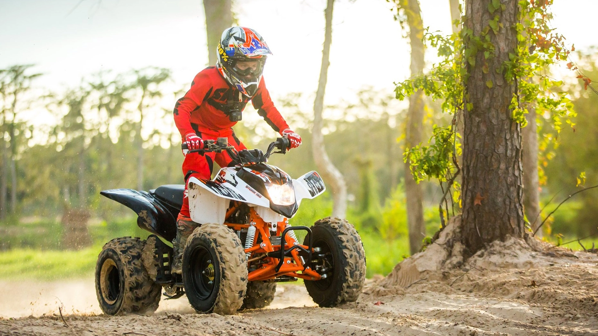 KAYO ATV u akciji – vožnja kroz šumu
